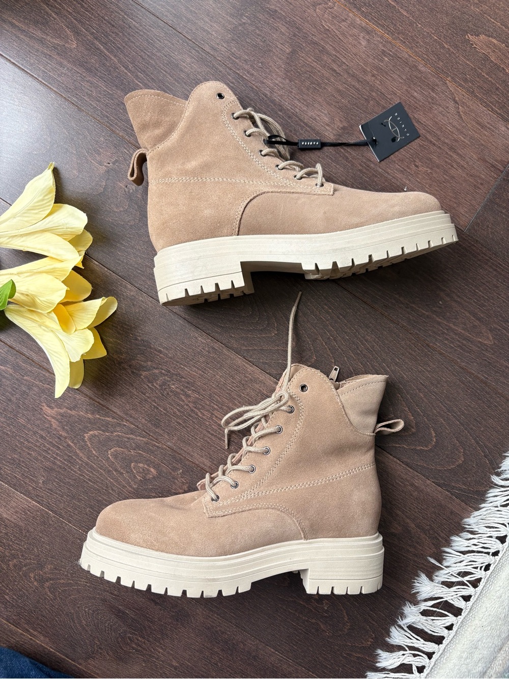 NWT Danier Trudy Suede Lace Up Boots - Picture 16 of 16
